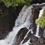 Malgré les chutes, malgré les précipices,<br />je gagnerai la rivière d'abord,<br /> le fleuve ensuite et sûrement, <br />plus doucement, je me diluerai dans la mer.